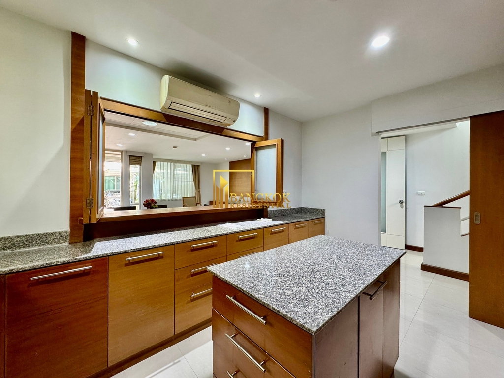 picture Expansive 4 Bedroom House With Pool Access in Ekkamai - BR28090SH - 8/32