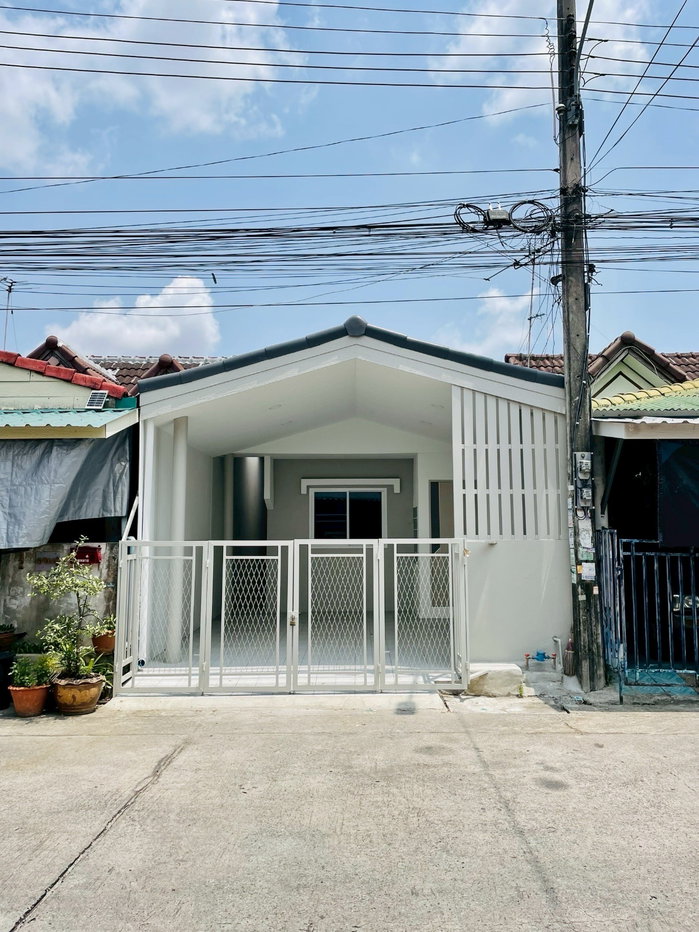 รูป บ้านแฝดชั้นเดียว รีโนเวทใหม่ หมู่บ้านวัฒนาร่มไทร ซอยสังฆสันติสุข26 แขวงกระทุ่มราย เขตหนองจอก แต่งพร้อมอยู่ ราคาถูกมากๆ - รูปที่ 2/16