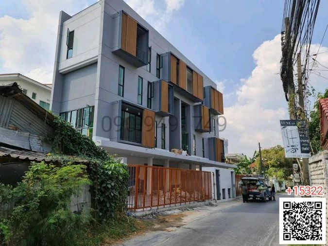For rent: 4-story twin house, Soi Ratchada 32, near the MRT subway.