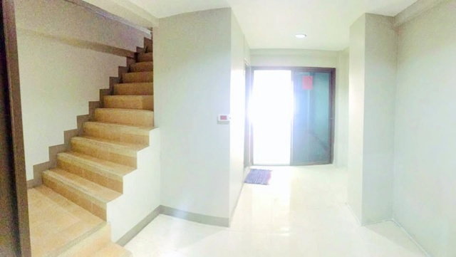 รูป เหมาะสำนักงาน คลินิก หรือพักอาศัย ใกล้แฟชั่นนวลจันทร์ 500 ม.2 น้ำ อาคารพาณิชย์ให้เช่า 4.5 ชั้น ห้องริม 3 นอน 20 ตร.วา. 330 ตร.ม. - รูปที่ 3/6