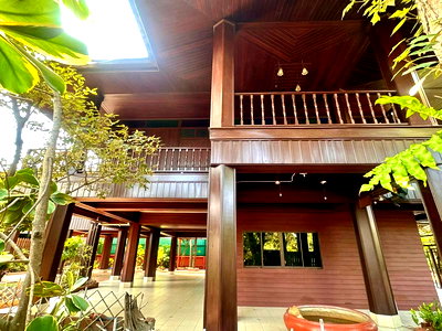 Houses for sale  Bang Saen Fish Market : Large detached house for sale near Won Napha Beach.
