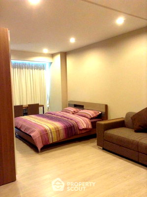 Condos for rent BTS Nana : Studio Condo at The Room Sukhumvit 21 near MRT Sukhumvit (ID 2743497)