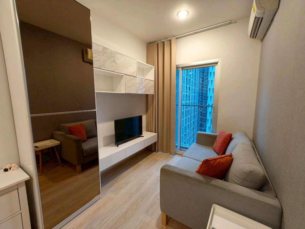 รูป 🏙️✨ ปล่อยเช่าคอนโด Noble Revolve Ratchada ทำเลฮิต ใกล้ MRT ศูนย์วัฒนธรรม 🚆 ห้องสวย แสงธรรมชาติเข้าเต็ม หน้าต่างบานใหญ่ วิวเมืองปังมาก 🌇💖 - รูปที่ 4/8