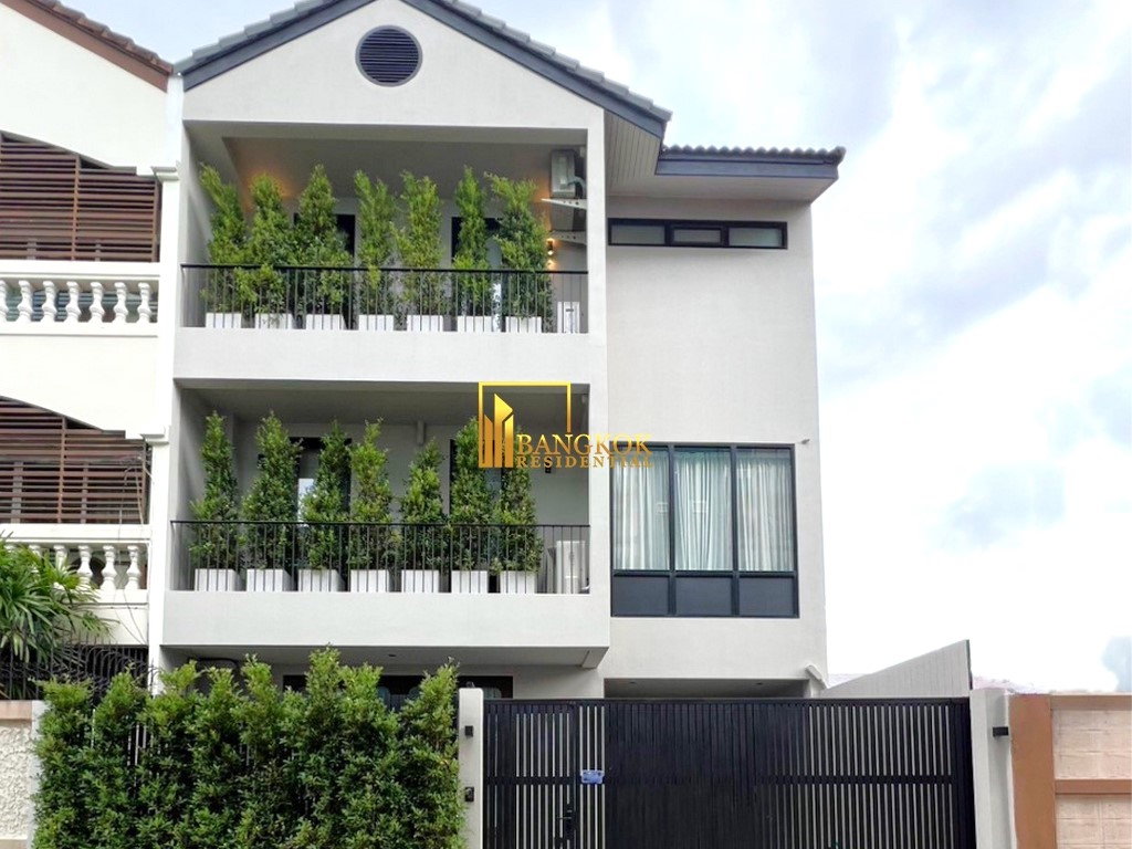รูป Modern 4 Bedroom Townhouse in Phra Khanong - BR49048TH - รูปที่ 1/17