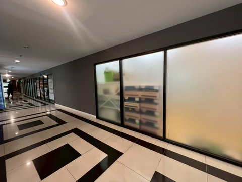 A golden opportunity for business owners! Prime location, beneath a condo, ready to start your business immediately. For rent: Thana Astoria Pinklao.