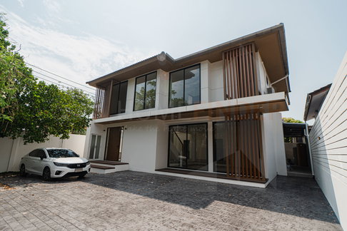 House in Phra Khanong 4 bedrooms, for sale