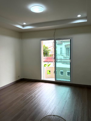 ทาวน์โฮม โรงเรียนนานาชาติสิงคโปร์นนทบุรี (เอสไอเอสบี วิทยาเขตนนทบุรี) : ขาย ทาวเฮ้าท์  2 ชั้น รีโนเวทใหม่ทั้งหลัง  ขนาดพื้นที่ 18 ตรว.  หมู่บ้าน ปาริชาต ถนน 345 บางคูวัด จ.ปทุมธานี  ราคา 1.69 ล้าน บาท โทร.081-9106368