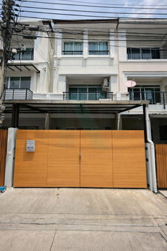 📌 ให้เช่าทาวน์เฮาส์ 3 ชั้น บ้านกลางเมือง สวิสทาวน์ เกษตร - นวมินทร์ 2 ห้องนอน 3 ห้องน้ำ