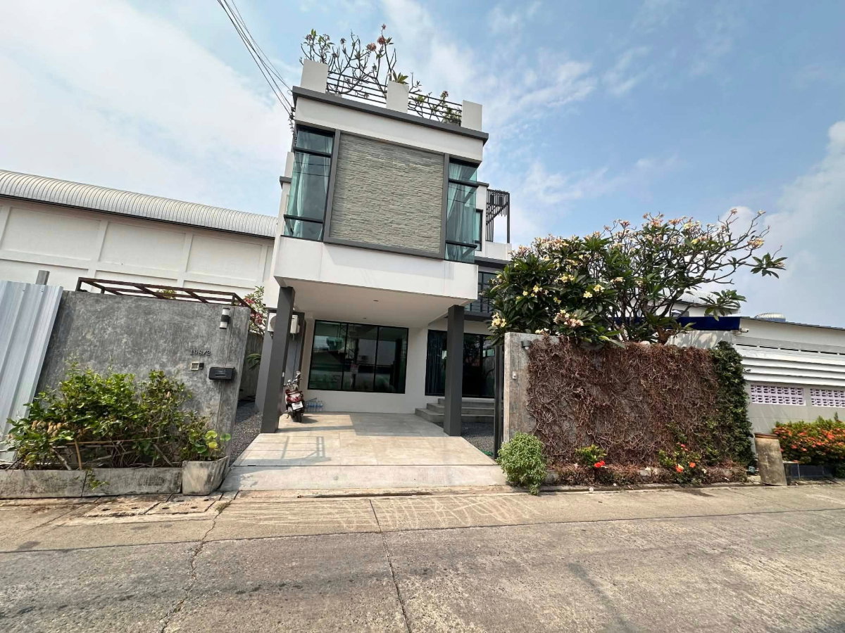 รูป WS6898  บ้านเดี่ยว 3 ชั้น ลาดพร้าว 80 🏡 ใกล้โรงเรียนนานาชาติ เพียง 95,000/เดือน เหมาะอยู่อาศัยหรือโฮมออฟฟิศ! - รูปที่ 1/11