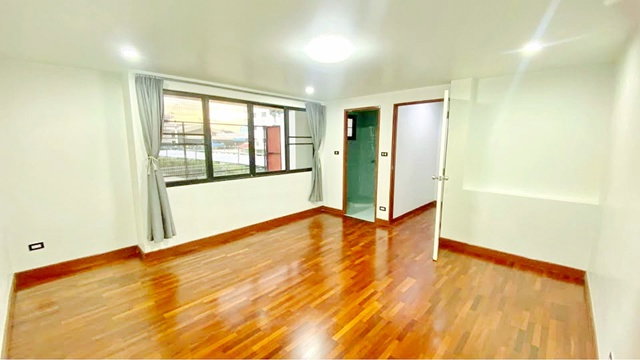 รูป เหมาะกับอยู่อาศัย และทำธุรกิจ โฮมออฟฟิศ 4 นอน 5 น้ำ 25 ตร.วา.300 ตร.ม. MRT ศรีลาซาล 530ม. ลาซาล รร.นานาชาติบางกอกพัฒนา 1.2 กม. - รูปที่ 7/8