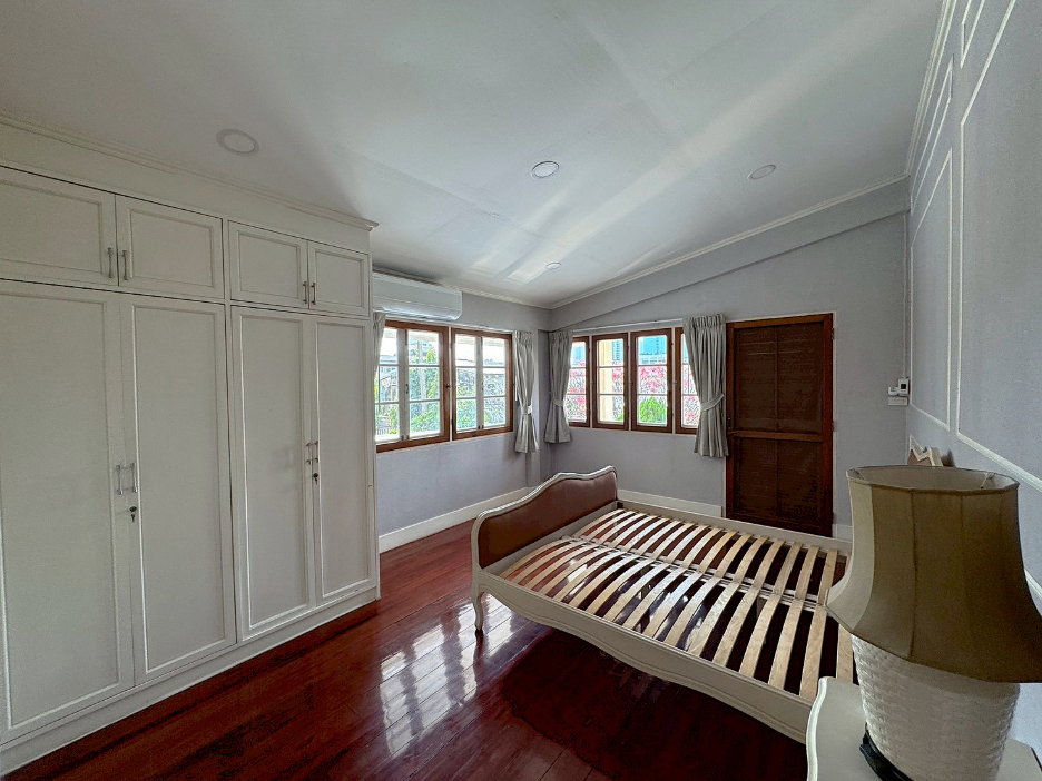 รูป 🏡 ให้เช่าบ้าน ดีไซน์คลาสสิก พร้อมสระว่ายน้ำและสวนกว้าง 📍 ทำเลพระราม 9 ซอยศูนย์วิจัย ** NO CO-AGENT ** - รูปที่ 17/20