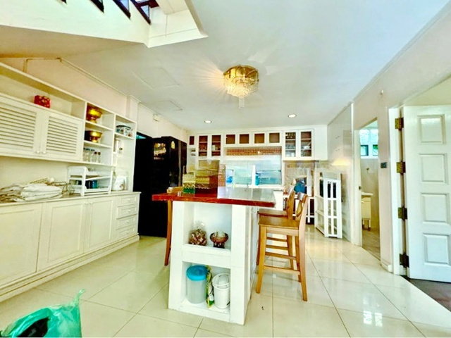 รูป บ้านเดี่ยวสุดหรู BTSเอกมัย พระราม 9BTSทองหล่อ 2.49กม MRTเพชรบุรี 2.16กม. รักสัตว์ บ้านเดี่ยว 2 ชั้น 4 นอน 3 น้ำ ศูนย์วิจัย 50 ตร.ว.. - รูปที่ 6/8