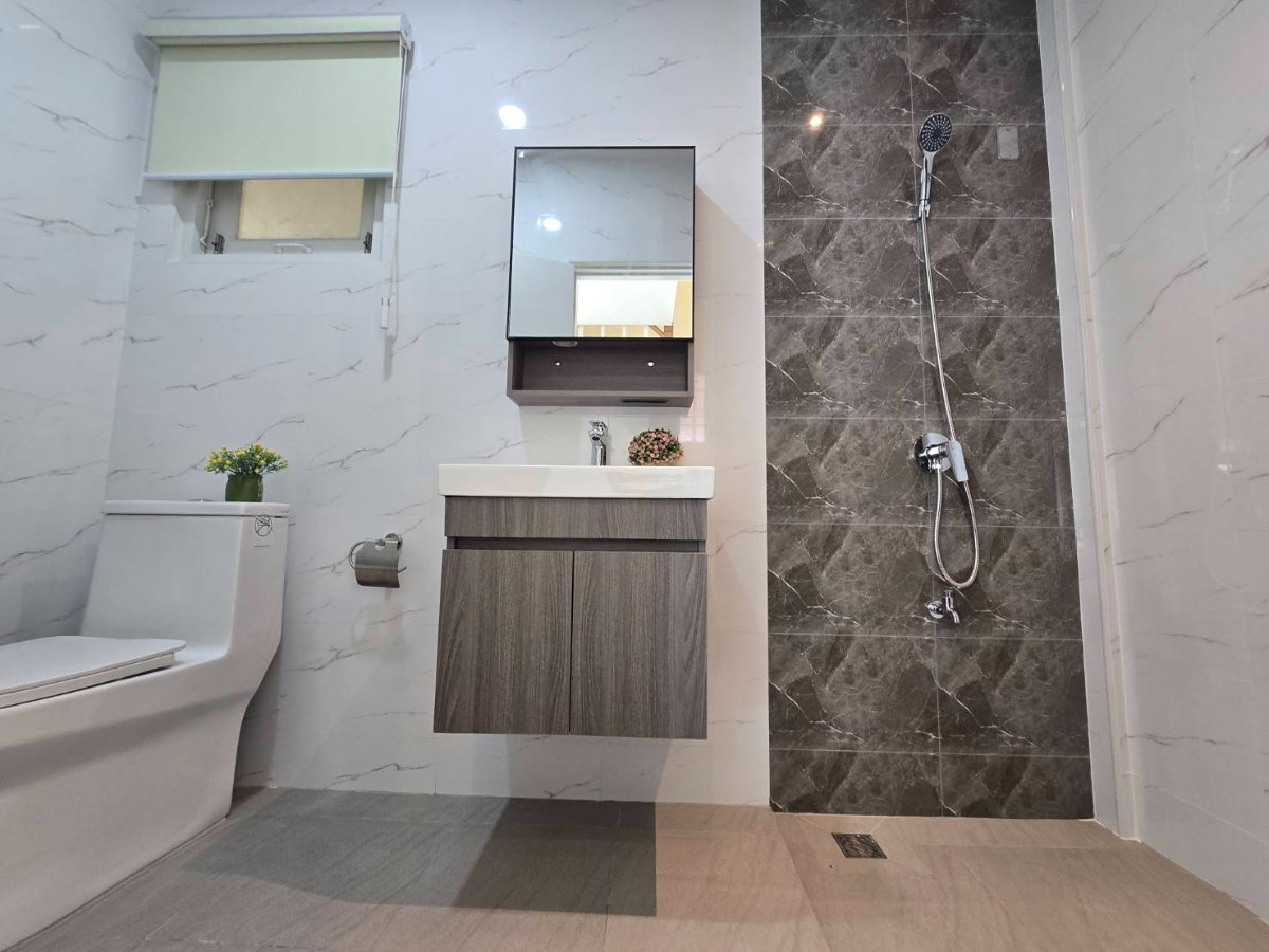 รูป ทาวน์เฮ้าส์หลังมุม ทำเลดีเยี่ยม รีโนเวทใหม่ สวยพร้อมอยู่ หมู่บ้านฟ้าปิยรมย์ เฟส1 เรือนหลวง ลำลูกกาคลอง6 บึงคำพร้อย ปทุมธานี ของแถมเยอะ - รูปที่ 27/45