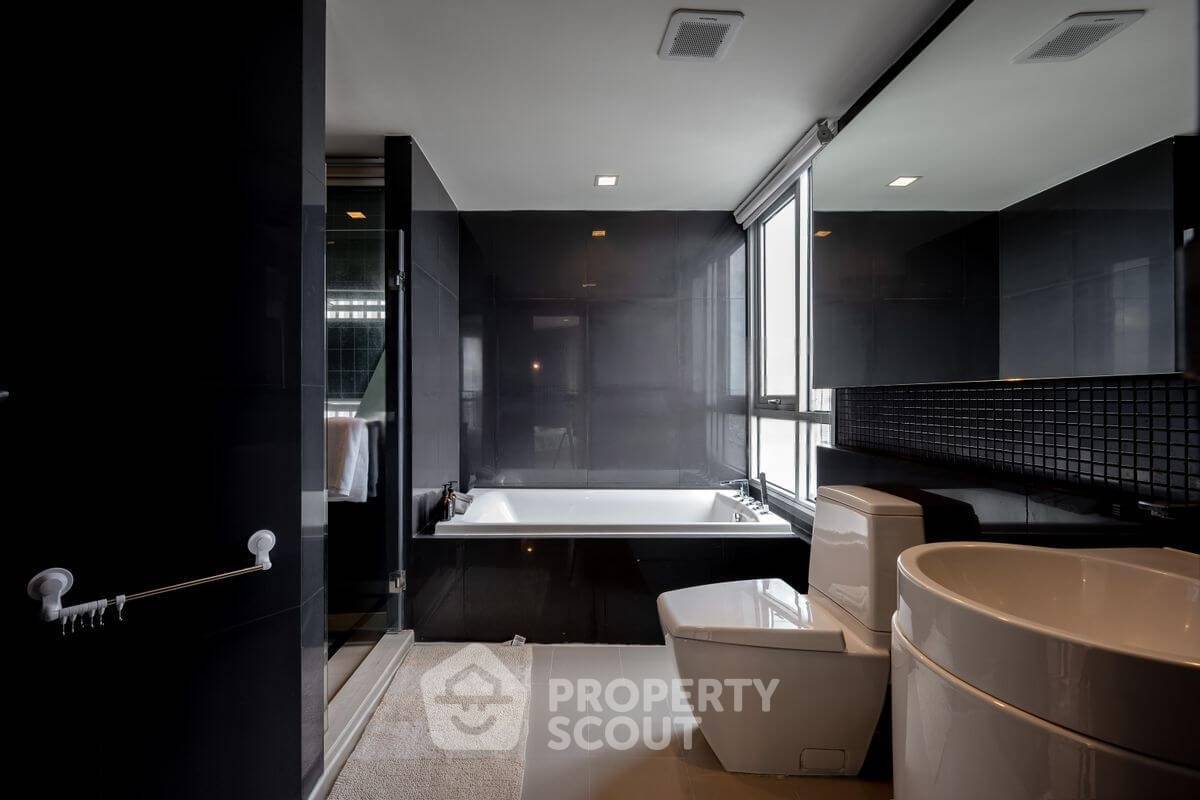 รูป คอนโด 3-ห้องนอน ที่ ริธึ่ม สาทร ใกล้ BTS สะพานตากสิน (ID 2739691) - รูปที่ 9/10