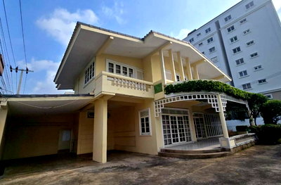 Houses for rent Ratchaphak Technology And Management College : 🏡 A Classic House for Rent with Private Swimming Pool & Spacious Garden 📍 Rama 9 – Soi Soonvijai ** NO CO-AGENT **