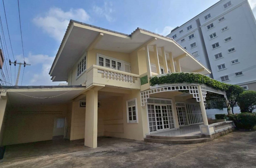 รูป 🏡 ให้เช่าบ้าน ดีไซน์คลาสสิก พร้อมสระว่ายน้ำและสวนกว้าง 📍 ทำเลพระราม 9 ซอยศูนย์วิจัย ** NO CO-AGENT ** - รูปที่ 1/20