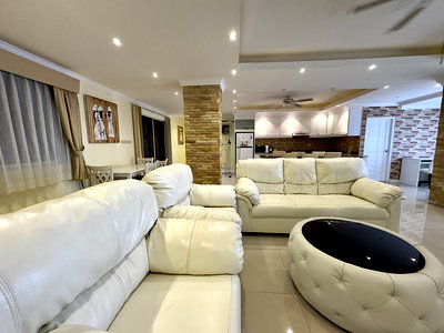 Condos for sale : 2 Bedroom Condo for Sale at Pattaya Rungfah in Central Pattaya