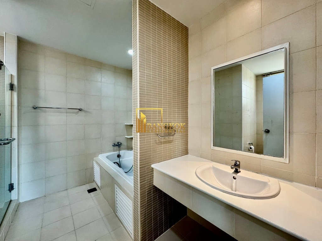 picture Expansive 4 Bedroom House With Pool Access in Ekkamai - BR28090SH - 15/32