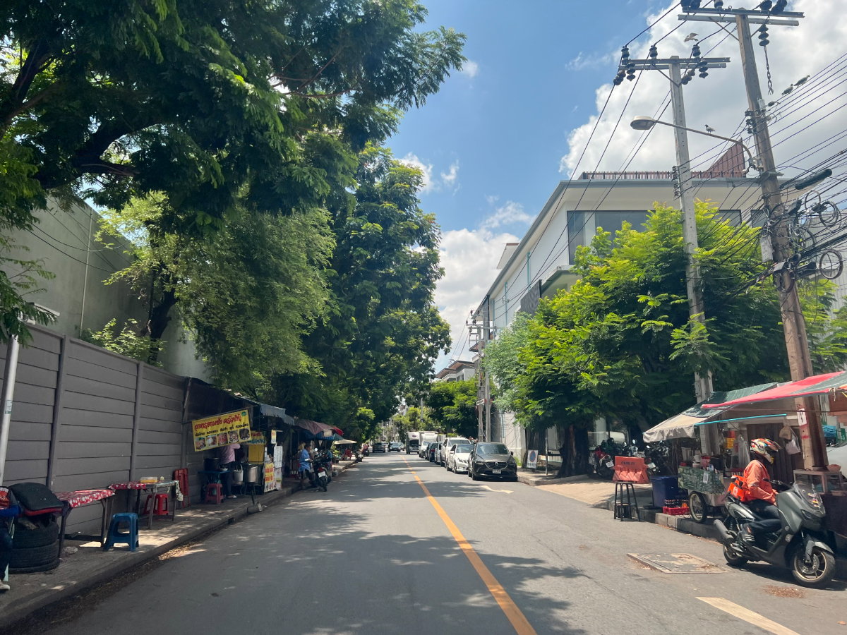 รูป ขายที่ดินพร้อมบ้าน หมู่บ้านธารารมณ์ รามคำแหงซอย9 เนื้อที่ 180 ตารางวา เนื้อที่เยอะแบบนี้มีแค่หลังเดียว!! - รูปที่ 2/4