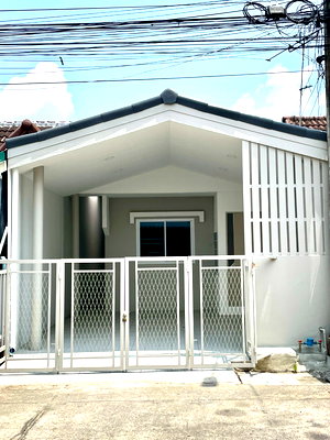 บ้านแฝด ม.เทคโนโลยีมหานคร : บ้านแฝดชั้นเดียว รีโนเวทใหม่ หมู่บ้านวัฒนาร่มไทร ซอยสังฆสันติสุข26 แขวงกระทุ่มราย เขตหนองจอก แต่งพร้อมอยู่ ราคาถูกมากๆ