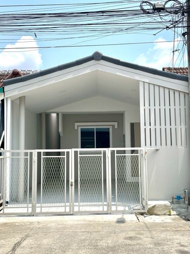 บ้านแฝดชั้นเดียว รีโนเวทใหม่ หมู่บ้านวัฒนาร่มไทร ซอยสังฆสันติสุข26 แขวงกระทุ่มราย เขตหนองจอก แต่งพร้อมอยู่ ราคาถูกมากๆ