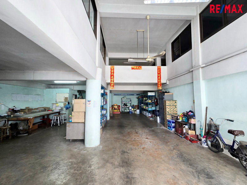 รูป ขายอาคารพาณิชย์ 3.5 ชั้น 3 คูหา พระราม 2 ซอยสะแกงาม 35/3 พื้นที่ใหญ่ เหมาะทำธุรกิจ - รูปที่ 2/34