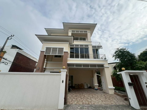 ให้เช่าบ้านเดี่ยว 7 ห้องนอน ใจกลางสุขุมวิท - ซอยปรีดีพนมยงค์ 14 หายากในย่านเอกมัย–ทองหล่อ