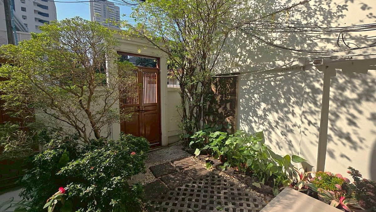 รูป บ้านเดี่ยว 5 ห้องนอน รีโนเวทใหม่ พร้อมพงษ์ ** NO CO-AGENT ** - รูปที่ 1/18