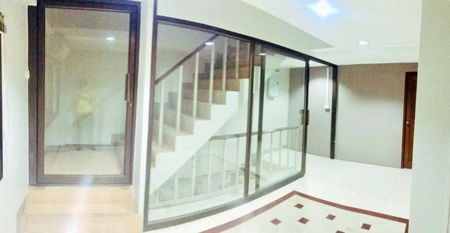 รูป เหมาะสำนักงาน คลินิก หรือพักอาศัย ใกล้แฟชั่นนวลจันทร์ 500 ม.2 น้ำ อาคารพาณิชย์ให้เช่า 4.5 ชั้น ห้องริม 3 นอน 20 ตร.วา. 330 ตร.ม. - รูปที่ 2/6