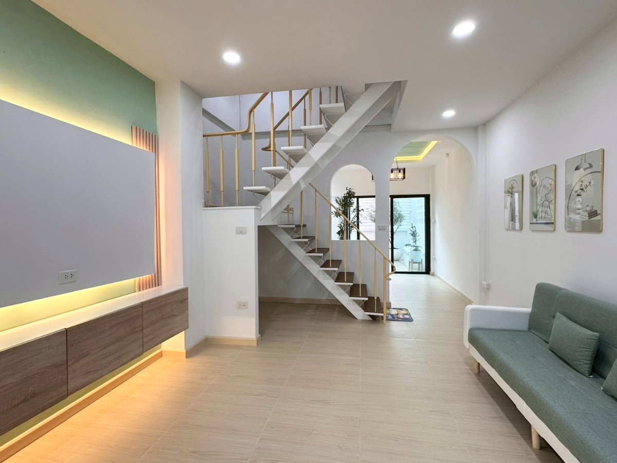 รูป R100 🏡 ขายด่วน ทาวน์เฮ้าส์ 3 ชั้น โซนสุทธิสาร–รัชดา ใกล้ MRT สุทธิสาร  เดินทางเข้าเมืองง่ายมาก เพียง 5.69 ล้านบาทเท่านั้น - รูปที่ 2/14