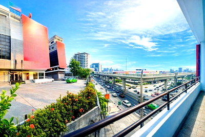 เช่าอาคารพาณิชย์ วิทยาลัยพณิชยการบางนา : อาคาร 6 ชั้นหลังมุม BTS สำโรง 200 ม. อาคารพาณิชย์ 5นอน ติดถนนสุขุมวิท เทพารักษ์ 22 ตร.ว.พร้อมที่จอดรถส่วนตัว 5 คัน