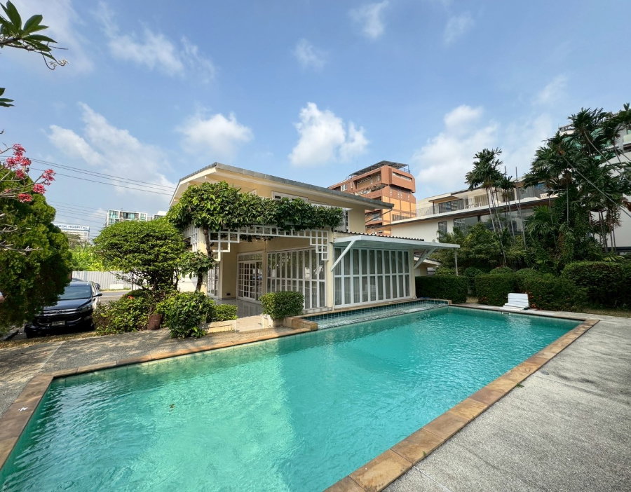 รูป 🏡 ให้เช่าบ้าน ดีไซน์คลาสสิก พร้อมสระว่ายน้ำและสวนกว้าง 📍 ทำเลพระราม 9 ซอยศูนย์วิจัย ** NO CO-AGENT ** - รูปที่ 2/20