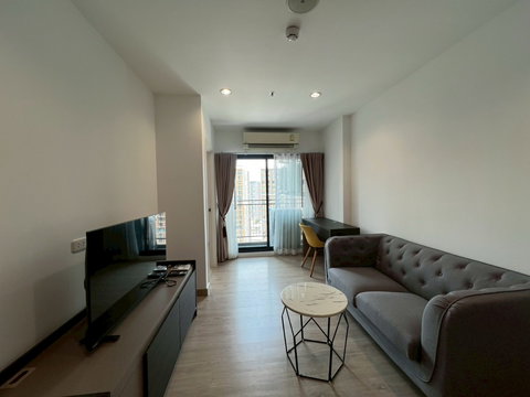 For rent: Thana Astoria Pinklao, near MRT Bang Yi Khan. Fully furnished, ready to move in. New room.