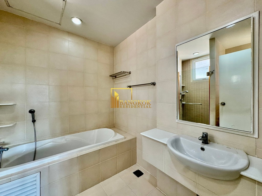 picture Expansive 4 Bedroom House With Pool Access in Ekkamai - BR28090SH - 23/32