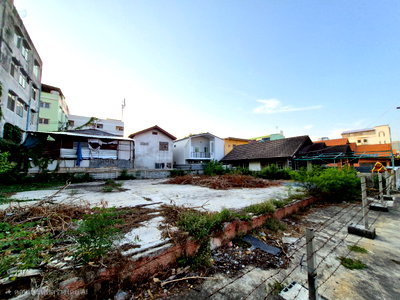 Land for sale Bang Na : Land for sale, 96 sq.wa., orange zone (Y.6-46), Bangna-Lasalle 71, near the BTS Skytrain, with access from two roads: Sukhumvit  Bangna-Trat Road.
