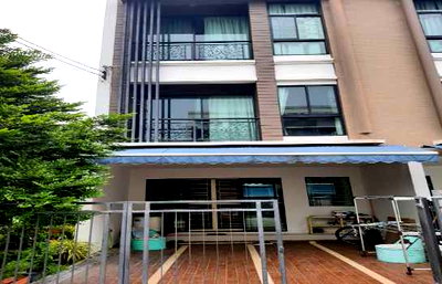 Townhouses for sale Nawamin 42 : Townhome for sale with large plot of land, Baan Klang Muang Nawamin 42, 170 sq m, 28 sq wa, corner unit.