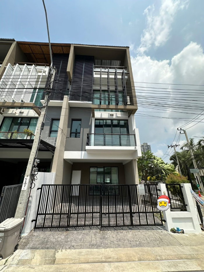รูป 📍 ปล่อยเช่า Townhome Bless Town Sukhumvit 50 ใจกลางสุขุมวิท 3 ห้องนอน 4 ห้องน้ำ บ้านสวย รีโนเวทใหม่ พร้อมอยู่ + ทำเลหายาก - รูปที่ 1/20