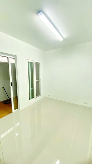 รูป เหมาะกับอยู่อาศัย และทำธุรกิจ โฮมออฟฟิศ 4 นอน 5 น้ำ 25 ตร.วา.300 ตร.ม. MRT ศรีลาซาล 530ม. ลาซาล รร.นานาชาติบางกอกพัฒนา 1.2 กม. - รูปที่ 8/8