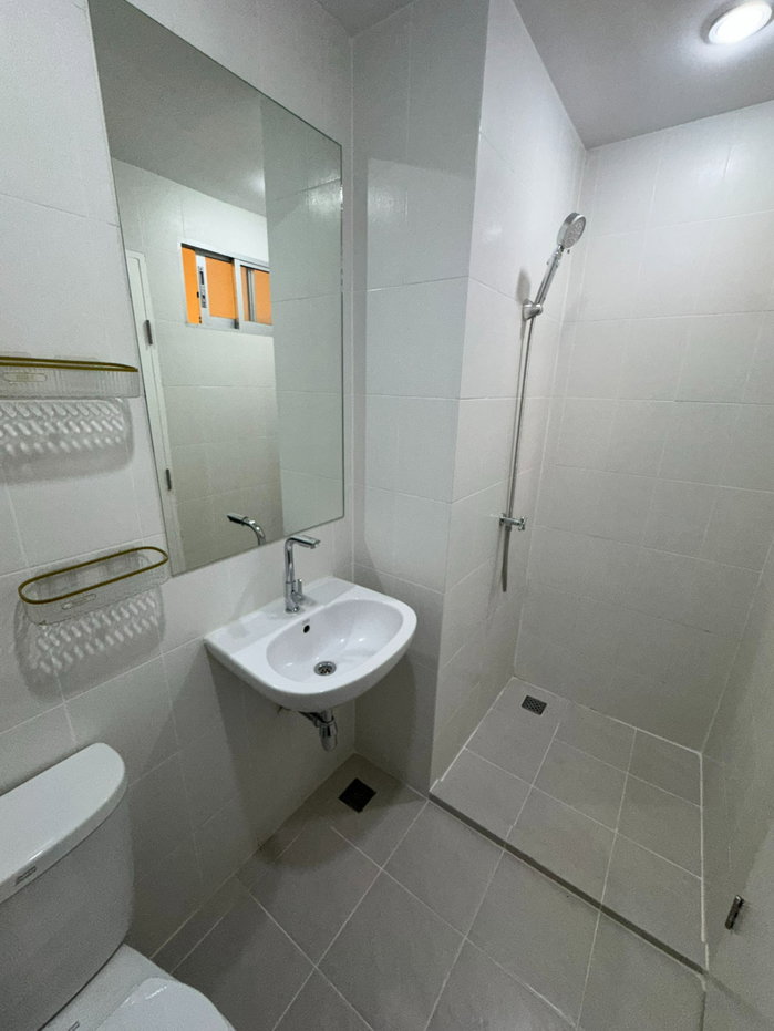 รูป ขาย !!** วี คอนโด ลาดกระบัง ห้องรีโนเวทใหม่ทั้งห้อง  อยู่ใกล้เทคโนฯเจ้าคุณทหารลาดกระบัง ห้องแต่งครบ พร้อมหิ้วกระเป๋าเข้าอยู่  - รูปที่ 15/18