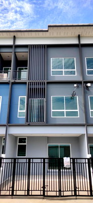 ทาวน์โฮม ถนนกรุงเทพ-ชลบุรี มอเตอร์เวย์ : 📌ขายทาว์นโฮม 3 ชั้น ม.สัมมากร อเวนิว สุวรรณภูมิ