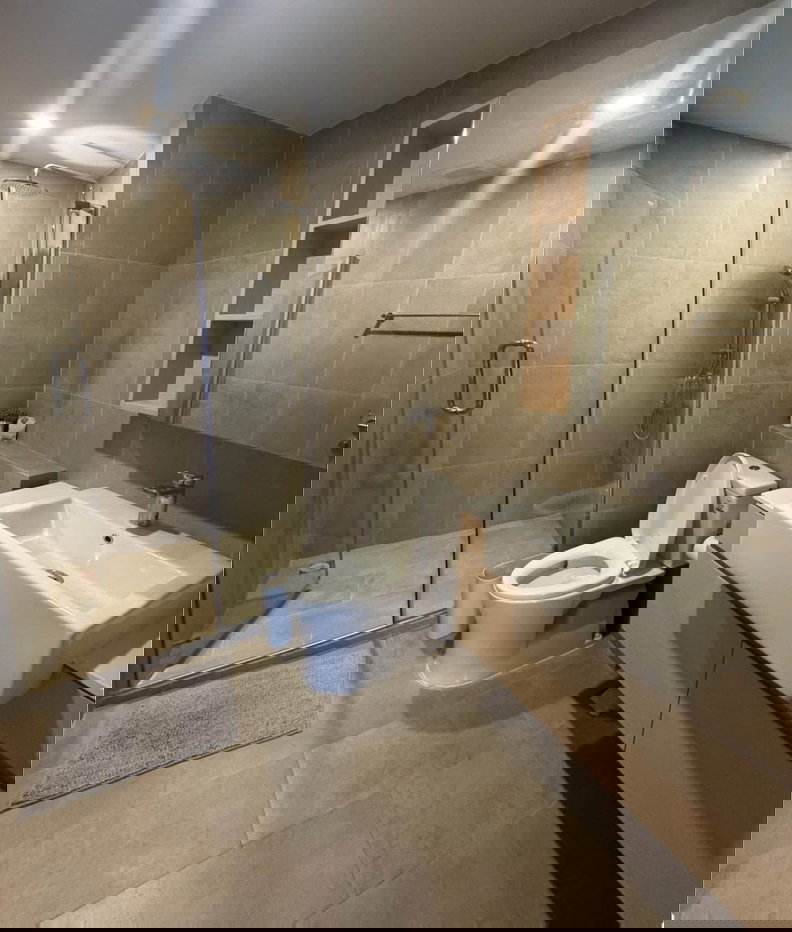 picture  THE SHADE SATHON                    1  - 3/4