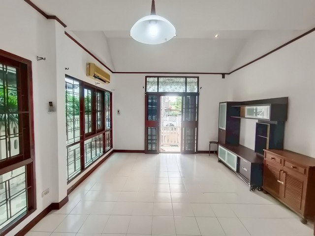 รูป บ้านเดี่ยวพร้อมอยู่ ใกล้สนามบินดอนเมือง ทำเลดีมาก! ✈️ “ซื้อแล้วอยู่ได้เลย” ต้องดูหลังนี้! - รูปที่ 5/24