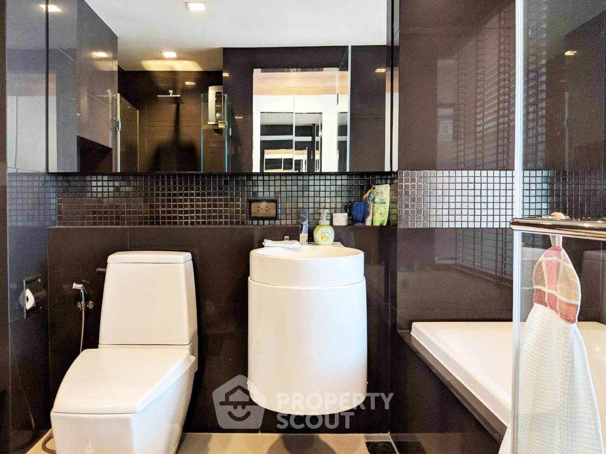 รูป คอนโด 2-ห้องนอน ที่ ริธึ่ม สาทร ใกล้ BTS สะพานตากสิน (ID 2744493) - รูปที่ 8/9