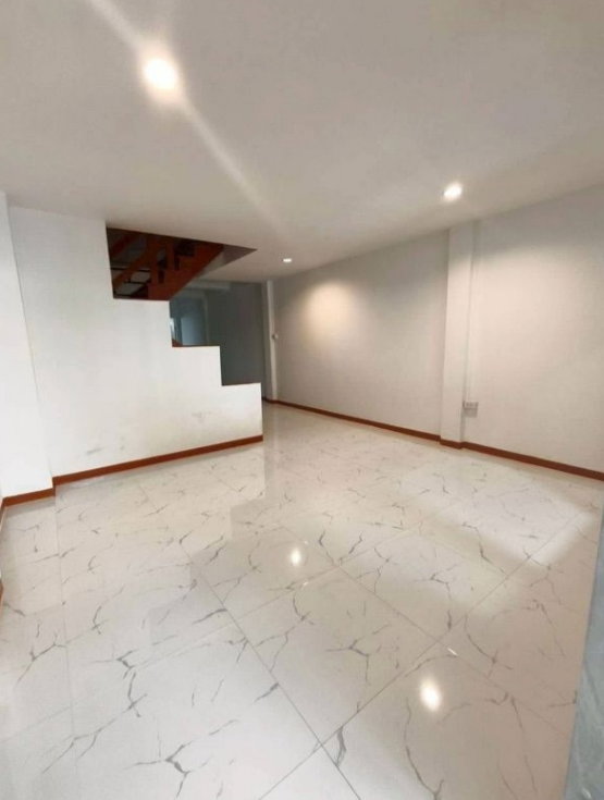 รูป ✨ ให้เช่า ทาวน์โฮม 3 ชั้น หมู่บ้านสุธาวี ซอย พรสว่าง 18 ตรว 4 นอน 3 น้ำ 17000 บาท 🏡💖 - รูปที่ 3/17