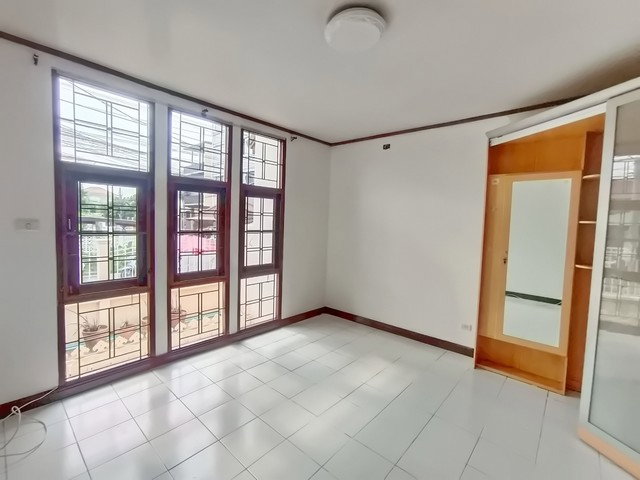 รูป บ้านเดี่ยวพร้อมอยู่ ใกล้สนามบินดอนเมือง ทำเลดีมาก! ✈️ “ซื้อแล้วอยู่ได้เลย” ต้องดูหลังนี้! - รูปที่ 9/24