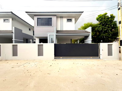 บ้านเดี่ยว บางละมุง ชลบุรี : บ้านเดี่ยวพัทยา บ้านใหม่ 2ชั้น 4ห้องนอน 3ห้องน้ำ ทรงโมเดิร์น ทำเลดี ใกล้เทศบาลหนองปลาไหล ใกล้ทางด่วนมอเตอร์เวย์