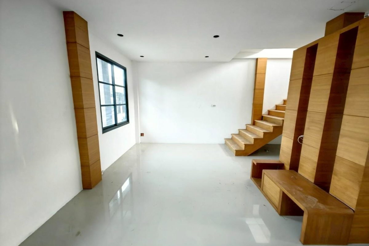 รูป ทาวน์เฮ้าส์ 2 ชั้น ดิ ไอโคนิค 182/103 ซอยสันติสุข สุขุมวิท (3) ต.เชิงเนิน อ.เมืองระยอง จ.ระยอง  (ราคา 660,000 บาท) - รูปที่ 4/5