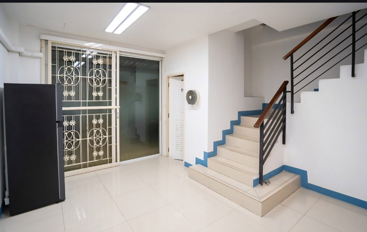 รูป โฮมออฟฟิศทันสมัย ตึก 4 ชั้น ใกล้สนามบินสุวรรณภูมิ | RK Biz Center **ค่าเช่า 42,000 บาท (ต่อรองได้) | 210 ตร.ม. ได้เฟอร์ตามรูป นัดชมได้ - รูปที่ 15/22