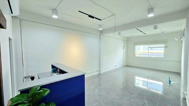 รูป ร้าน Salon สตูดิโอ BTSสะพานควาย 200ม. พร้อมที่จอดรถ ห้องน้ำ 44ตร.ม. ชั้น 4 อารีย์-สะพานควาย รร.สุรศักดิ์มนตรี 2.5 กม. - รูปที่ 5/8