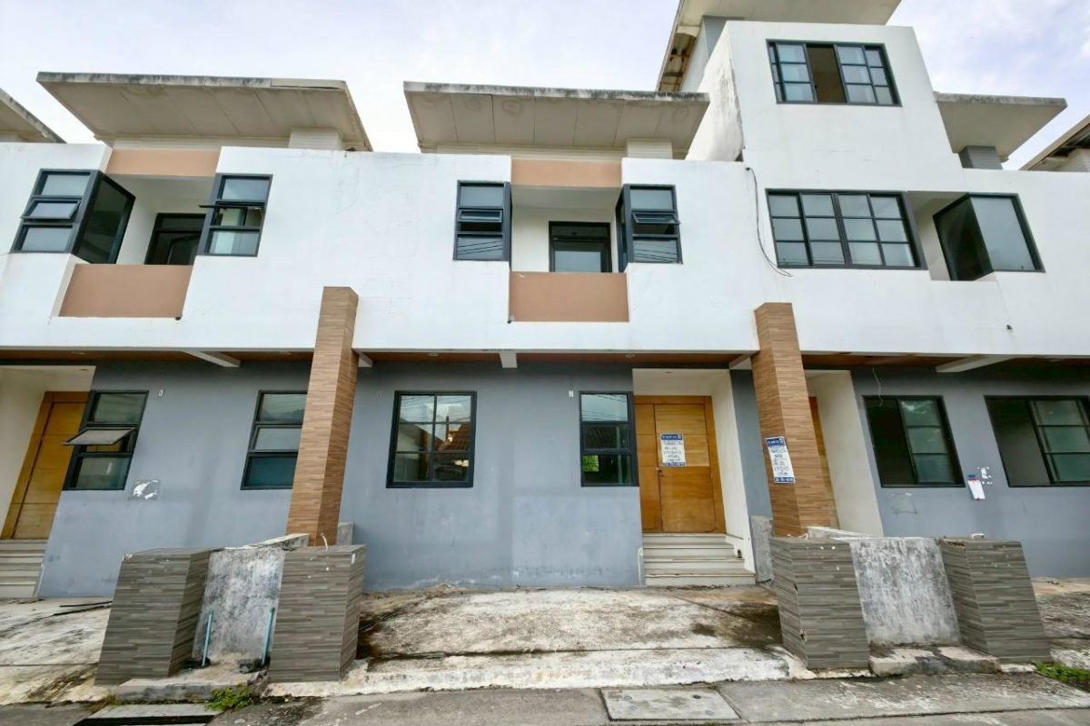 รูป ทาวน์เฮ้าส์ 2 ชั้น ดิ ไอโคนิค 182/103 ซอยสันติสุข สุขุมวิท (3) ต.เชิงเนิน อ.เมืองระยอง จ.ระยอง  (ราคา 660,000 บาท) - รูปที่ 1/5